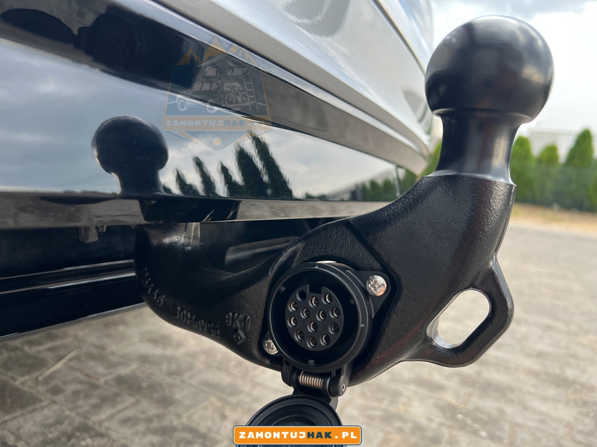 zdjecie z bliska kuli holowniczej i gniazda 13 pin w elektrycznym haku holowniczym od westfalia automotive dla vw tiguan ii 322096900113